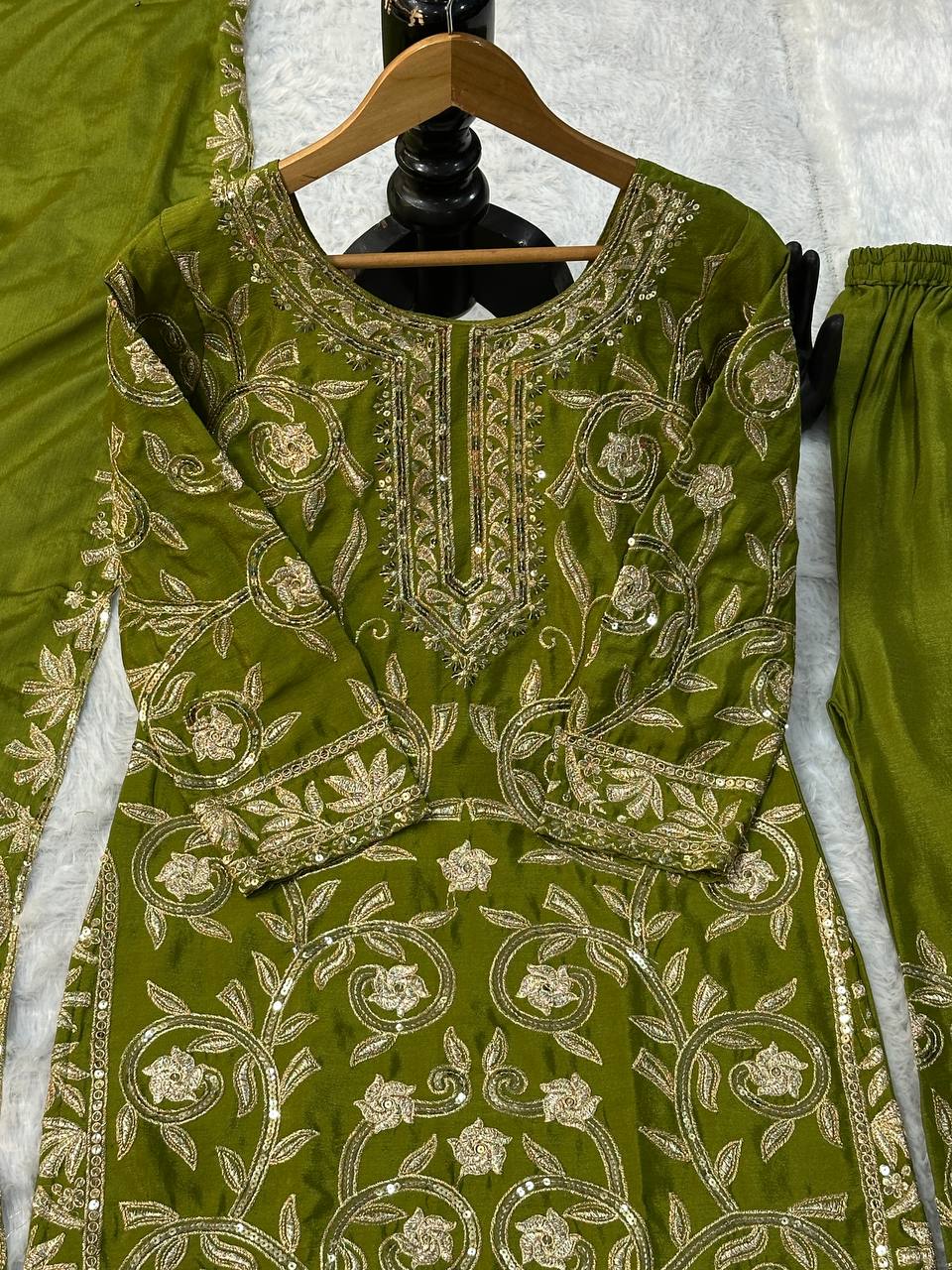 "Noor-e-Chinon" β Luxe Embroidered Ensemble