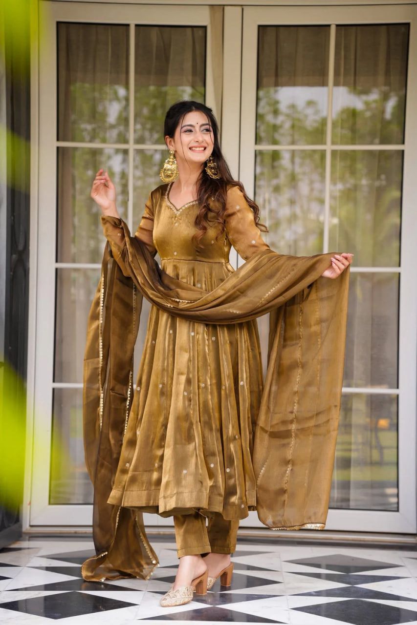 "Noorani โ Elegant Jimi Choo Ethnic Set"