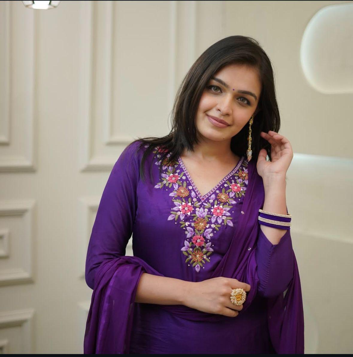 "Gulnaar – Embroidered Cotton Elegance"